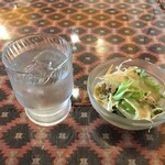 インド料理 パリワル - お冷とセットのサラダ