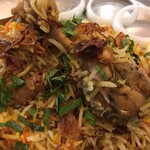 インド料理 パリワル - チキンの旨み、ホールスパイスの華やかな香り、フライドオニオンの甘み、お米のパラっと感が一体となった贅沢さ！(３連休はパリワルで贅沢三昧)