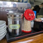 純とんこつ無双 - 卓上には胡椒、白胡麻、味塩、爪楊枝