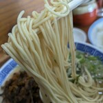 純とんこつ無双 - やや太めの細麺