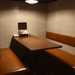 Yakitoriya Sumire - 禁煙席のボックス席。大変人気のあるお席です。