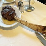 Ruth's Chris Steak House - tomahawk dinner for two $220
       （約35200円 2024年5月時点）
      トマホークリブアイステーキ