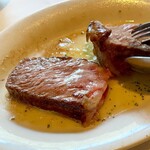 Ruth's Chris Steak House - tomahawk dinner for two $220
       （約35200円 2024年5月時点）
      トマホークリブアイステーキ