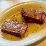 Ruth's Chris Steak House - tomahawk dinner for two $220
       （約35200円 2024年5月時点）
      トマホークリブアイステーキ
