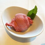 Ruth's Chris Steak House - tomahawk dinner for two $220
       （約35200円 2024年5月時点）
      シャーベット