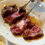 Ruth's Chris Steak House - tomahawk dinner for two $220
       （約35200円 2024年5月時点）
      トマホークリブアイステーキ