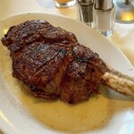Ruth's Chris Steak House Waikiki - Oahu - tomahawk dinner for two $220
                                 （約35200円 2024年5月時点）
                                トマホークリブアイステーキ
