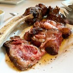 Ruth's Chris Steak House - tomahawk dinner for two $220
       （約35200円 2024年5月時点）
      トマホークリブアイステーキ