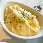 Ruth's Chris Steak House - tomahawk dinner for two $220
       （約35200円 2024年5月時点）
      ガーリックマッシュポテト