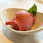 Ruth's Chris Steak House - tomahawk dinner for two $220
       （約35200円 2024年5月時点）
      シャーベット