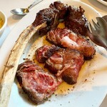 Ruth's Chris Steak House - tomahawk dinner for two $220
       （約35200円 2024年5月時点）
      トマホークリブアイステーキ