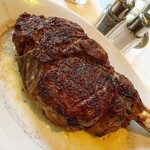 Ruth's Chris Steak House Waikiki - Oahu - tomahawk dinner for two $220
                                 （約35200円 2024年5月時点）
                                トマホークリブアイステーキ