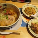 塩と醤 - 天然塩＋半チャン唐揚げセット　(ラーメン)＋539円