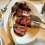 Ruth's Chris Steak House - tomahawk dinner for two $220
       （約35200円 2024年5月時点）
      トマホークリブアイステーキ