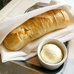 Ruth's Chris Steak House - tomahawk dinner for two $220
       （約35200円 2024年5月時点）
      パン