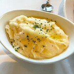 Ruth's Chris Steak House - tomahawk dinner for two $220
       （約35200円 2024年5月時点）
      ガーリックマッシュポテト