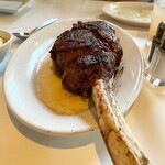 Ruth's Chris Steak House - tomahawk dinner for two $220
       （約35200円 2024年5月時点）
      トマホークリブアイステーキ