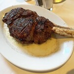 Ruth's Chris Steak House Waikiki - Oahu - tomahawk dinner for two $220
                                 （約35200円 2024年5月時点）
                                トマホークリブアイステーキ