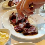 Ruth's Chris Steak House - tomahawk dinner for two $220
       （約35200円 2024年5月時点）
      トマホークリブアイステーキ