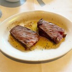 Ruth's Chris Steak House - tomahawk dinner for two $220
       （約35200円 2024年5月時点）
      トマホークリブアイステーキ