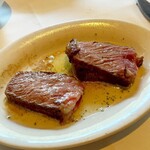 Ruth's Chris Steak House - tomahawk dinner for two $220
       （約35200円 2024年5月時点）
      トマホークリブアイステーキ