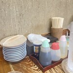 こまどり - 卓上の調味料　嬉しいティッシュと割り箸
