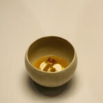 264343358 - ② アミューズ-1
                    【バターナッツ】
                    ★ 熟成バターナッツの水煮込みスープ、キャラミレゼしたバターナッツとリコッタクリームのせ