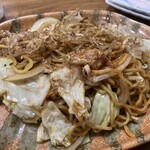 食堂 平和の家 - ◉ 焼きそば　580円（税込）
      　☘️ ソースの中に塩が効いていて『お袋の味』
      　　　という感じでした！
      