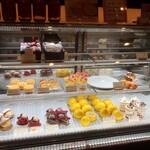 パティスリーマサ -  ショーケースの様子。