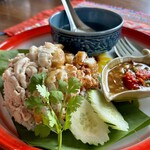 カフェモン - 鶏を煮たスープで炊いたジャスミンライスがこんもり半合くらい。さらにその上に鶏もも肉のカオマンガイと、胸肉を揚げたカオマンガイトードが丁寧に乗せられています♡