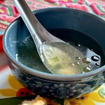 カフェモン - 鶏で取ったスープ。この美しく澄んだスープでジャスミン米を炊くんですね(^^)