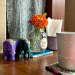 カフェモン - 卓上の象さんと百日草の一輪挿し❁
      タイのアルミカップのお冷も冷え冷えで気持ちイイ〜♪