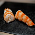 千葉たかおか - 大きな車海老は2つに切って。シャリを少なめに握って頂いていたので、ほぼ車海老だけww