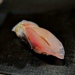 千葉たかおか - 鴨川の縞鯵。作り物のように美しい。縞鯵ならではのコリコリですが、きっと何日か寝かせているはず。