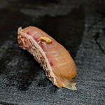 千葉たかおか - 赤睦(ノドグロ)　骨でとった出汁で漬けにして、辛子を少し。 調節された脂が、ギリギリ旨みを消さないライン。コリコリの皮目、噛み締めると、超硬めの高岡米のシャリがハラリとほどけ、得も言われぬハーモニーです。うんまぁ!!