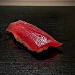 千葉たかおか - 千葉勝浦で揚がった本鮪の赤身。透明感が凄い。鮪ならではの旨みに溢れています。赤身大好き♪