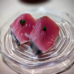 千葉たかおか - 高岡米の藁で燻した 戻り鰹。銚子の水揚げです。押し寄せる旨みに藁の香り、葱の香り。逢いたかったヤツや～♡