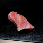 千葉たかおか - 近海本鮪のジャバラ (勝浦、137kg)　脂が甘い。千葉の鮪をいただくのは嬉しい。歯触りがサクッと有るのに、次の瞬間溶ける 不思議体験。