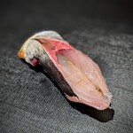 千葉たかおか - 東京湾金谷港で昼に水揚げされた真鯵。他では味わえないシグニチャーと感じます。トレトレのいかった身質なのに味の濃さが格別。