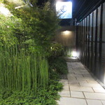 日本料理 TOBIUME - 夜のアプローチ