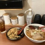 清味食堂 - コリャ食い過ぎだな