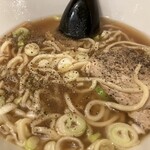 清味食堂 - 途中から卓上ペッパーをふりふり