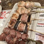 炙燒屋 笑多 - 串盛り。塩タレ、ハーフずつ。うま〜。焼鳥以外も美味かった。さらに麻婆豆腐の山椒を別に出してくれたり(苦手なのよ)接客、対応素晴らしい！