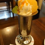 カフェ ノボール - みかんソフト 700円✨バニラソフトはスジャータっぽい感じ。みかんソース、中にもみかん、コーンフレークも入りパフェのような仕様♪