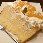 カフェ ノボール - 料理写真:みかんシフォンケーキ 700円✨私のオーダー。薄めのプレーンシフォンが2枚、甘夏に生クリームが爽やかなスイーツです。