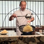 KOBAYASHI - チャーハンの作り方を説明しながら、腕を振るう小林シェフ