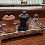 KOBAYASHI - 鶏そばの調味料 左から、白胡椒、黒胡椒、白トリュフオイル