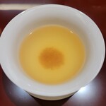 KOBAYASHI - 提供されたスープ。綺麗な黄金色、中に金華ハムの小さな小さな角切りの金華ハムが溜まる