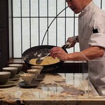 KOBAYASHI - 仕上がったチャーハンを盛り付け 手前(右側)が小盛り用の器で、奥(左)が普通盛りの器