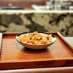 KOBAYASHI - この貝柱をスタッフで手作業で裂く